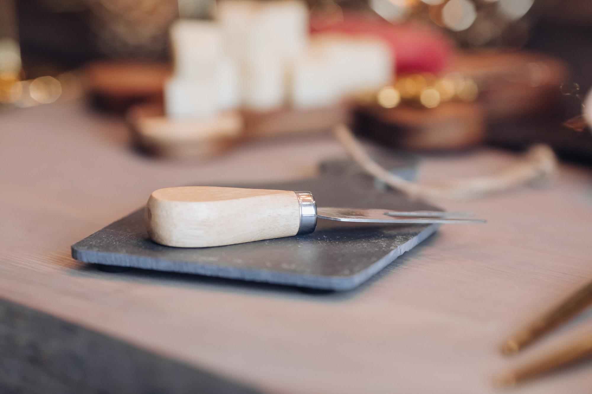 estudio de cocina con utensilios y tabla de cortar